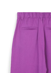 Pantaloni viola con cintura elastica, due tasche posteriori a filetto e un tessuto testurizzato per una sensazione di leggerezza.