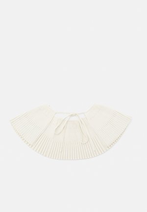 Weißer plissierter Stoffkragen mit Bindverschluss, entworfen als abnehmbares Accessoire für Kleidung.