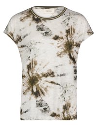 Koszulka z krótkim rękawem z lekkiego materiału, z wzorem tie-dye w ziemistych odcieniach brązu i zieleni, z okrągłym dekoltem i kontrastowym wykończeniem.