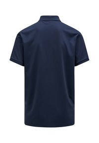 Marineblauwe polo, korte mouwen, gladde stof, klassieke kraag, geen zichtbare patronen of logo's, rechte zoomlijn op taillehoogte.