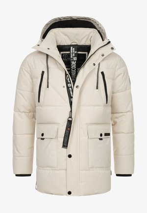 Vaatteet paksuja takkeja vaalean beigen värisenä, jossa on irrotettava huppu, mustat yksityiskohdat, useita taskuja, etuvetoketju ja säädettävät kiristysnauhat.