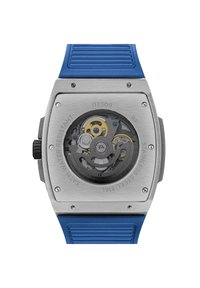 RVS horloge met een transparante achterkant, die een mechanisch uurwerk toont. Blauwe rubberen band met een gestructureerd ontwerp, waterdicht.