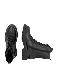 Botas de tobillo de cuero negro con suela de goma gruesa, cordones en la parte delantera, cierre lateral con cremallera y acentos texturizados en los lados.