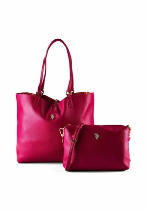 Due borse a tracolla in pelle rossa, una tote con doppi manici e una piccola tracolla con dettagli in metallo color oro, entrambe con un piccolo emblema a forma di cavallo.