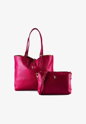 Due borse a tracolla in pelle rossa, una tote con doppi manici e una piccola tracolla con dettagli in metallo color oro, entrambe con un piccolo emblema a forma di cavallo.