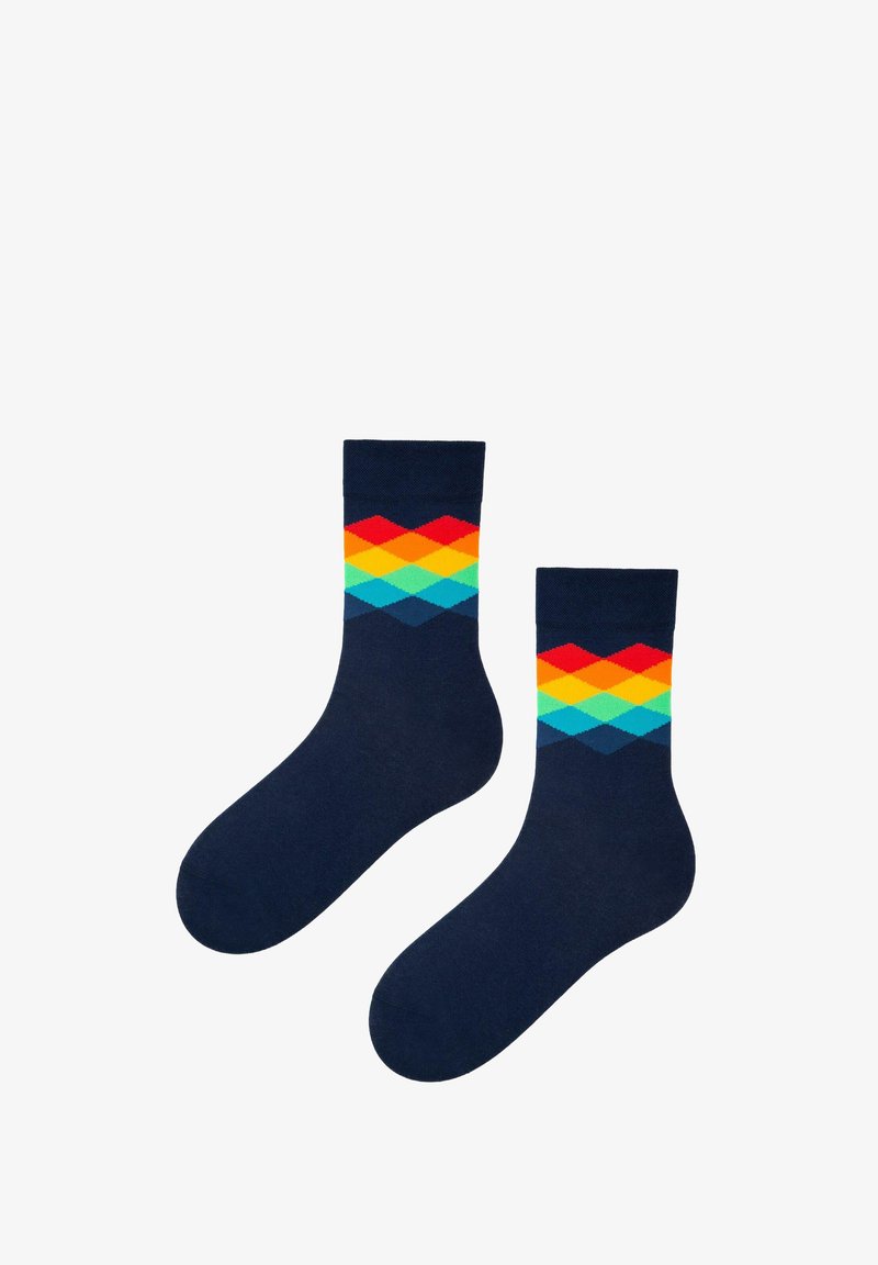Niebieskie skarpetki z kolorowym wzorem w diamenty w odcieniach czerwieni, pomarańczu, żółci, zieleni i niebieskiego u góry. Miękki, elastyczny materiał. Długość do połowy łydki.