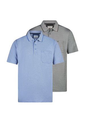 Due magliette polo a maniche corte con colletto e tasche frontali, una azzurro chiaro con rifiniture blu, una grigia, esposte su sfondo bianco.