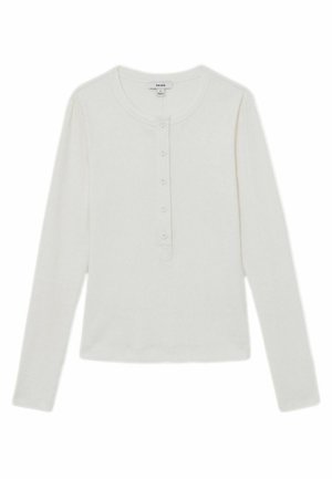 Biała, długorękawowa prążkowana koszulka z okrągłym dekoltem i zapięciem na guziki z przodu. Materiał wydaje się miękki o gładkiej fakturze.