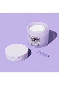 Åben krukke med blåbær- og acai-mini masker og tonerpads med hvidt låg og små klare plastik pincet på lavendelbaggrund.