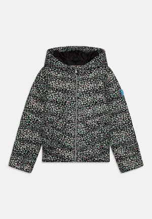 Zwarte pufferjack met een meerkleurige luipaardprint, een rits aan de voorkant, lange mouwen, een capuchon en een blauwe ronde patch op de linkerarm.