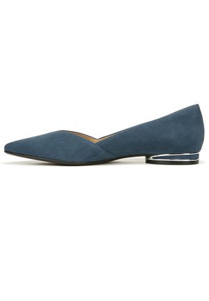 Chaussures à talons bas en daim bleu, avec un bout pointu et un design découpé. Présente un accent argenté sur le talon et une texture lisse.