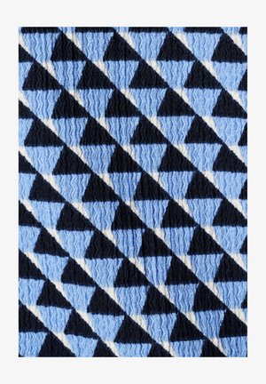 Motif diagonal de triangles noirs et bleu clair alternés avec une texture en maille ondulée sur une surface en tissu doux.