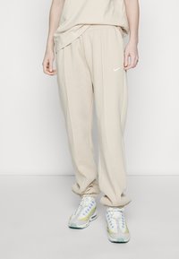 Nike Sportswear W NSW ESSNTL PANT FLC TREND - Calças de fato de treino - sanddrift/white