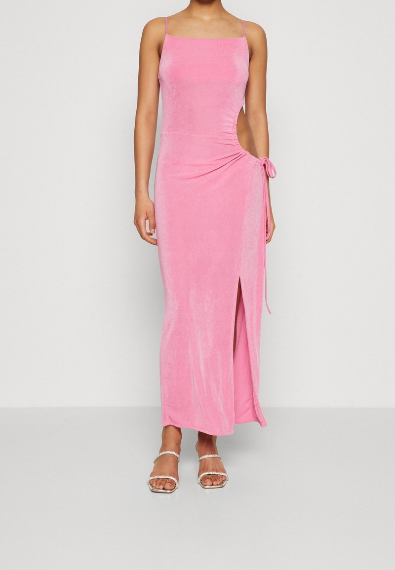Różowa, bezrękawna sukienka maxi z bocznym wycięciem, marszczeniem i przewiązką w talii. Miękka, strukturalna tkanina z rozcięciem do ud.