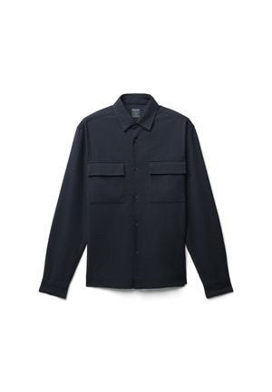 Camicia blu navy con bottoni, realizzata in tessuto liscio, con colletto a punta, due tasche sul petto e maniche lunghe con polsini abbottonati.
