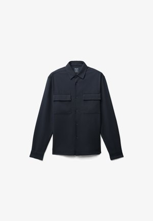 Navy Bluse mit Knopfverschluss aus glattem Stoff, ausgestattet mit einem spitzen Kragen, zwei Brusttaschen und langen Ärmeln mit Knopfmanschetten.