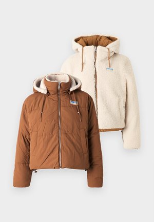 Twee jassen: een bruine puffer met een hoge kraag en ritssluiting aan de voorkant, en een crèmekleurige fluffy jas met een capuchon en elastische zoom.