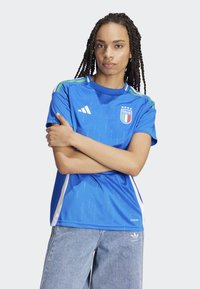 Blå atletisk tröja med gröna och vita detaljer, med den italienska flaggans logotyp. Tillverkad av lättviktsmaterial, med rund halsdesign.