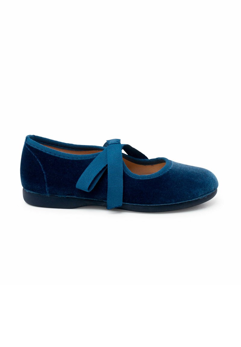 Scarpa piatta in velluto blu con punta arrotondata, caratterizzata da una striscia decorativa in nastro e una finitura morbida e strutturata. Suola piatta e flessibile.