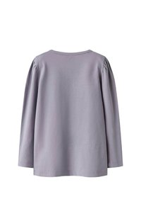 Koszula z długim rękawem w miękkim lawendowym materiale, z okrągłym dekoltem i marszczonymi bufkami na rękawach. Gładka faktura z czystym wykończeniem.