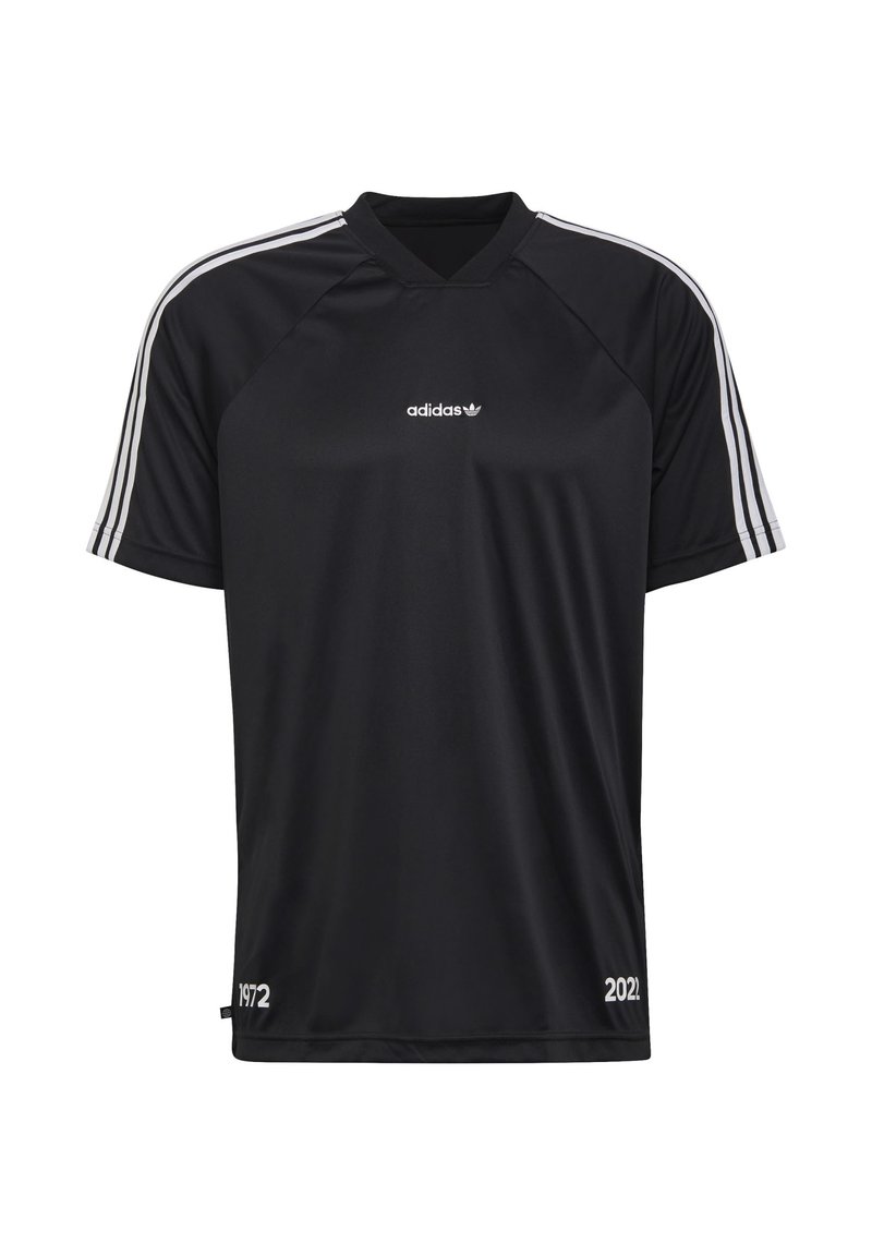 Fekete sportmez sima anyagból, fehér Adidas logóval, három fehér csíkkal az ujjakon, valamint a szegélyen az "1972" és "2022" évszámokkal.