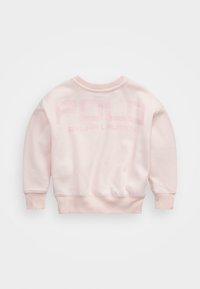 Sudadera de color rosa claro hecha de un tejido suave. Presenta un cuello redondo, mangas largas y un gran logo de "POLO RALPH LAUREN" en un tono ligeramente más oscuro.