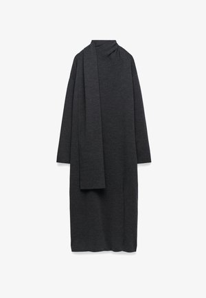 Donkergrijze lange jurk van zachte stof, met een turtleneck ontwerp en een bevestigde sjaaldetail. Lange mouwen en een rechte snit.