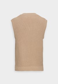 Pull sans manches en maille de couleur beige clair. Présente une texture côtelée et un col arrondi. L'ourlet est droit avec une finition côtelée.