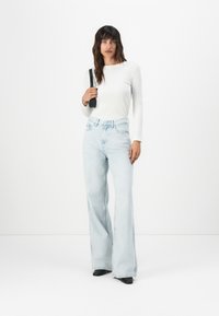 Tommy Jeans CLAIRE  - Jeans Relaxed Fit - denim ultra light