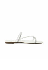 Sandales à lanières blanches avec des accents pailletés argentés. Semelle plate et design minimal, avec de fines lanières de style tongs.