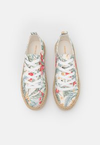 Scarpe espadrillas con una toma in tessuto floreale che presenta foglie verdi e fiori rossi; lacci bianchi e suola in corda di juta naturale.