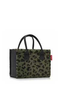 Bolso tote con frente de forro polar en estampado de leopardo en verde oliva y negro, lados y asas de tela negra, y etiqueta de marca roja en el costado.