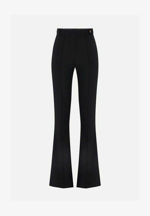 Sorte højtaljede skræddersyede bukser med forseglede sømme foran og udslåede ben, med et lille metallisk emblem nær linningen.