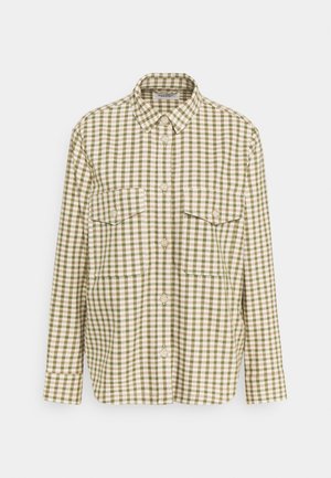 Camisa abotonada con mangas largas y dos bolsillos en el pecho con botones, con un patrón a cuadros verde y beige.