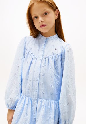 Lyseblå broderet kjole med rund krave, knaplukning, pufærmer og blomsterprint. Stoffet har en struktureret overflade.