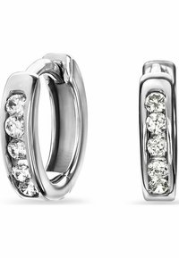 Silverfärgade creoler prydda med fem klara, upphöjda cubic zirconia-stenar som är satta i en polerad, slät metalldesign.