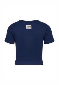 Marineblå ribbet kortærmet crop top med rund halsudskæring og et lille mærke bagpå. Glat tekstur og tætsiddende design.