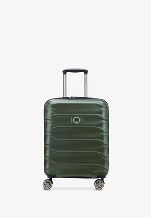 Valise rigide de couleur vert foncé avec des rainures horizontales, poignée en métal argenté et quatre roues pivotantes. Présente un logo circulaire à l'avant.
