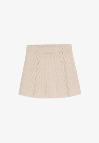 Beige geribbelde minirok met een aansluitende tailleband en geplooid ontwerp, gemaakt van een gestructureerde stof, met een uitlopende vorm en nette randen.