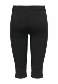 Pantalons noirs raccourcis avec une texture lisse et extensible. Dotés d'une taille avec une fermeture à un bouton et de poches arrière.