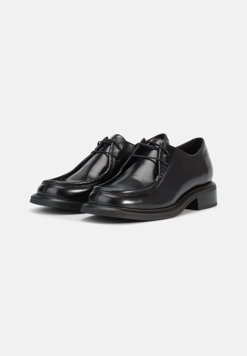 Par de zapatos de vestir de cuero negro con cordones, tacones bajos y punteras cuadradas redondeadas, mostrados sobre un fondo blanco.