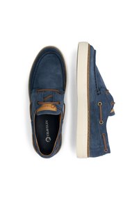 Zapatos de ante azul con acentos marrones, con puntera redondeada, diseño con cordones y suela de goma blanca. La parte superior texturizada añade detalle.