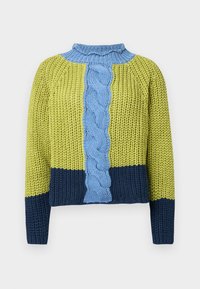 Megztinis su žalia kūno dalimi, tamsiai mėlynomis ir mėlynomis juostelėmis, ribotu kaklo apvadu ir centrine šviesiai mėlyna pintine kaubine rašto detalė.