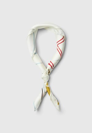 Fehér selyemsál piros, kék, sárga és fekete absztrakt vonalakkal, laza csomóban megkötve, egyszínű háttér előtt.