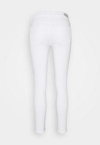 Jeans skinny bianchi con una texture liscia. Presentano un'alta vita, due tasche posteriori e un design slim fit. Orlo senza cuciture per una finitura pulita.