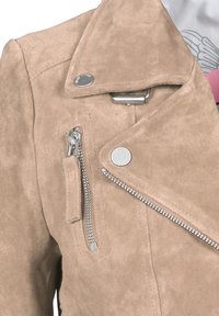 Giacca in pelle scamosciata beige con colletto piegato, tasca con cerniera argentata sul petto e bottoni a pressione argentati.