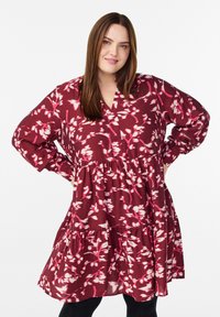 Bordo gėlėmis print su rožinėmis detalėmis suknelė, turinti V formos iškirptę, ilgas rankoves ir sluoksniuotą sijoną. Lygi audinio tekstūra.