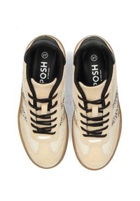 Scarpe da ginnastica beige in materiali mesh e suede, con lacci neri, suola in gomma e etichetta interna contrassegnata come taglia 37.