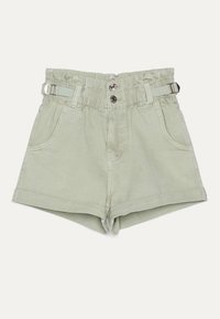 Pantalones cortos de mezclilla de color verde claro con un diseño de cintura alta, cinturilla elástica, dos bolsillos frontales y acentos de botones de metal.