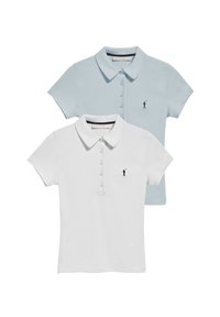 Deux polos : un bleu clair et un blanc. Les deux ont un col, des manches courtes et une patte de boutonnage. Chacun arbore un petit logo marine.